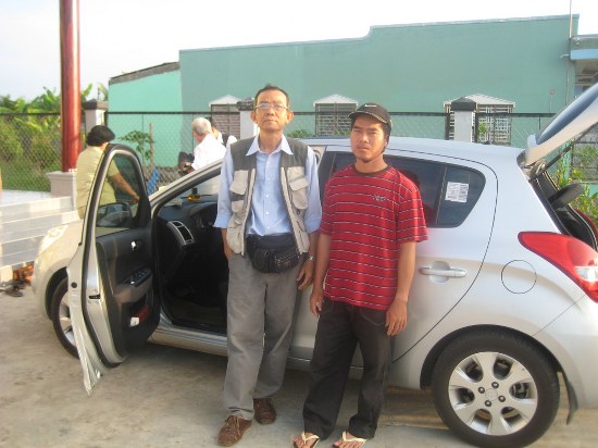 Mục sư  Phạm Hơn và chiếc ô tô chở hàng – công tác của mục vụ BÔNG LÚA SÓT trong một chuyến đi miền Tây Nam Bộ